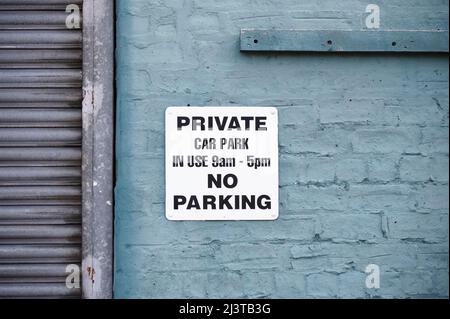 Schild mit Parkeinschränkungen auf dem privaten Parkplatz des Hotels Stockfoto