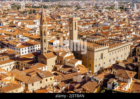 Luftaufnahme auf den schönen Dächern der Altstadt von Florenz Stockfoto