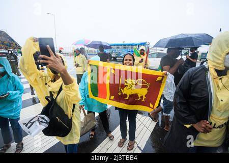 Wirtschaftliche und politische Krise in Sri Lanka. Polizei und Polizeibeamte. Sri Lankas Präsident Gotabaya Rajapaksa steht vor dem größten Straßenprotest. Stockfoto