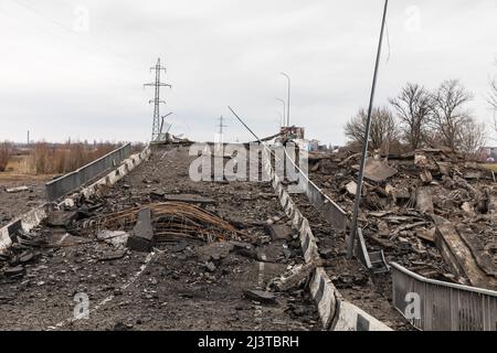 Borodyanka, Ukraine. 06. April 2022. Gesprengte Brücke am Eingang zu Borodianka als Folge des Angriffs der russischen Eindringlinge. Borodyanka, die Anfang März von russischen Truppen eingenommen wurde, wurde einen Monat später aus der ukrainischen Armee entlassen. Es ist noch nicht bekannt, wie viele Menschen in diesem Dorf während dieser Zeit starben, aber nach früheren Aussagen der ukrainischen Behörden erlitt es die größte Zerstörung aller Siedlungen in den Vororten der Hauptstadt. Kredit: SOPA Images Limited/Alamy Live Nachrichten Stockfoto