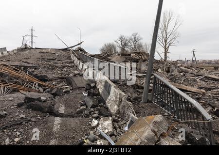 Borodyanka, Ukraine. 06. April 2022. Gesprengte Brücke am Eingang zu Borodianka als Folge des Angriffs der russischen Eindringlinge. Borodyanka, die Anfang März von russischen Truppen eingenommen wurde, wurde einen Monat später aus der ukrainischen Armee entlassen. Es ist noch nicht bekannt, wie viele Menschen in diesem Dorf während dieser Zeit starben, aber nach früheren Aussagen der ukrainischen Behörden erlitt es die größte Zerstörung aller Siedlungen in den Vororten der Hauptstadt. Kredit: SOPA Images Limited/Alamy Live Nachrichten Stockfoto