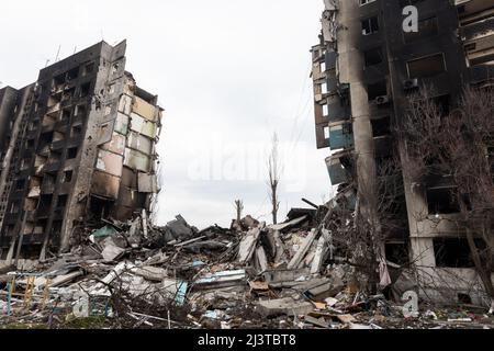 Borodyanka, Ukraine. 06. April 2022. Chaos und Verwüstung auf den Straßen von Borodyanka als Folge des Angriffs russischer Eindringlinge. Borodyanka, die Anfang März von russischen Truppen eingenommen wurde, wurde einen Monat später aus der ukrainischen Armee entlassen. Es ist noch nicht bekannt, wie viele Menschen in diesem Dorf während dieser Zeit starben, aber nach früheren Aussagen der ukrainischen Behörden erlitt es die größte Zerstörung aller Siedlungen in den Vororten der Hauptstadt. Kredit: SOPA Images Limited/Alamy Live Nachrichten Stockfoto