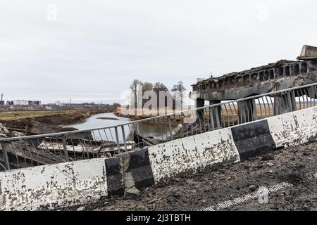 Borodyanka, Ukraine. 06. April 2022. Gesprengte Brücke am Eingang zu Borodianka als Folge des Angriffs der russischen Eindringlinge. Borodyanka, die Anfang März von russischen Truppen eingenommen wurde, wurde einen Monat später aus der ukrainischen Armee entlassen. Es ist noch nicht bekannt, wie viele Menschen in diesem Dorf während dieser Zeit starben, aber nach früheren Aussagen der ukrainischen Behörden erlitt es die größte Zerstörung aller Siedlungen in den Vororten der Hauptstadt. Kredit: SOPA Images Limited/Alamy Live Nachrichten Stockfoto