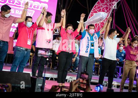 Dagupan, Philippinen. 09. April 2022. Leni Robredo, Vizepräsident der Philippinen (4. R), nimmt an der Wahlkampfveranstaltung Teil. Vizepräsidentin Leni Robredo nimmt an einer großen Kundgebung Teil, während sie für die philippinische Präsidentschaft in Dagupan, Pangasinan, kämpft. Robredo kandidieren für die Präsidentschaft gegen Ferdinand 'Bongbong' Marcos Jr., den Sohn und Namensgeber des gestürzten Diktators Ferdinand Marcos Sr. (Foto: Oliver Haynes/SOPA Images/Sipa USA) Quelle: SIPA USA/Alamy Live News Stockfoto