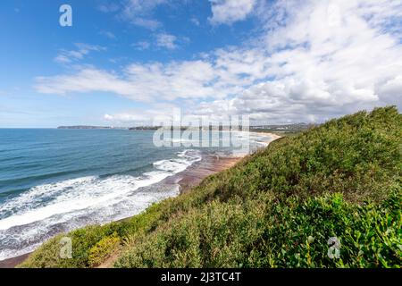 Die Landzunge am Long Reef an der Ostküste von Sydney umfasst ein Wasserreservat und einen Strand, Sydney, NSW, Australien Stockfoto