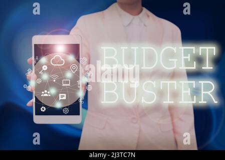 Schreiben mit dem Text Budget Buster. Überblick über das Unternehmen sorgenfreie Ausgaben Schnäppchen unnötige Einkäufe Überausgaben Lady drückt auf den Bildschirm von Mobile Stockfoto