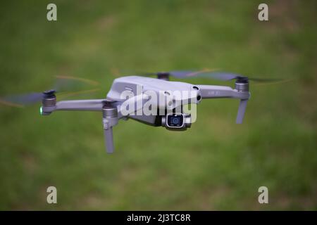 Nürtingen, 26. Juni 2021: Moderne Drohne DJI Air 2s. Grauer Multicopter mit Sensoren und 1-Zoll-Kamera. Grüne Wiese Tiefe des Feldes. Hoher Winkel Stockfoto