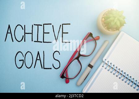Schild mit der Anzeige Ziele erreichen. Konzept Bedeutung ergebnisorientiert Erreichen Ziel effektive Planung Erfolg auffällig Schule Bürobedarf, Lehre Stockfoto