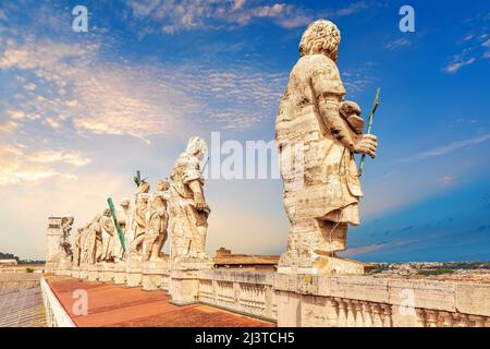 Statuen der Heiligen auf dem Dom des Petersdoms im Vatikan Stockfoto