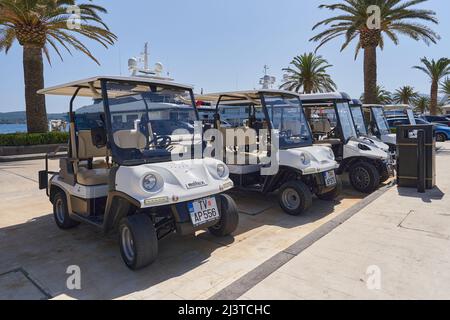 TIVAT, MONTENEGRO - 15. JULI 2021: Elektrische Golfautos für Mitarbeiter im Hafen von Porto Montenegro Stockfoto