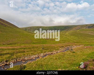 Die Stalkers-Fußgängerbrücke über die Gewässer von Saugh in Glen Lethnot an einem schönen Summers-Morgen im Juli. Stockfoto