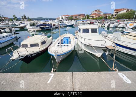 TIVAT, MONTENEGRO - 15. JULI 2021: Dock mit vielen Booten und Yachten Stockfoto