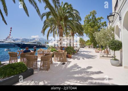 TIVAT, MONTENEGRO - 15. JULI 2021: Luxuriöse Promenade von Porto Montenegro mit Straßenrestaurants Stockfoto