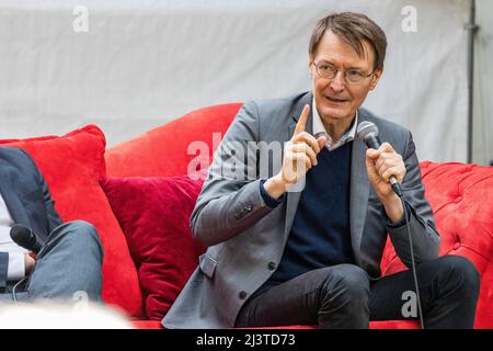 Mülheim an der Ruhr, 9. April 2022. SPD-Wahlkampf zur Landtagswahl NRW 2022. Gesundheitsminister Karl Lauterbach besucht das SPD-Gesundheitsfest in der Alten Dreherei Stockfoto
