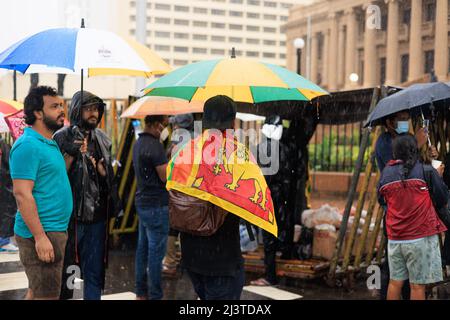 Wirtschaftliche und politische Krise in Sri Lanka. Polizei und Polizeibeamte. Sri Lankas Präsident Gotabaya Rajapaksa steht vor dem größten Straßenprotest. Stockfoto