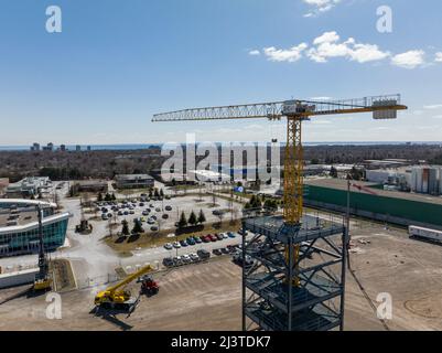 Auf einem Baumaschinen- und Testgelände ist ein Liebherr-Kran zu sehen. Stockfoto