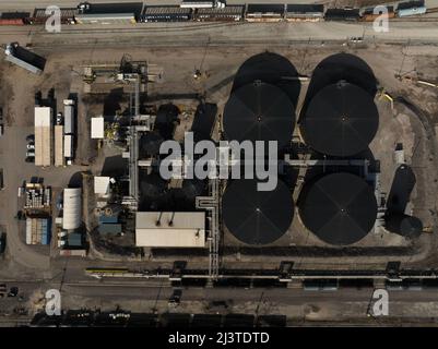 Eine direkte Überkopfansicht über einem neuen Industriegebiet, in dem Erdölasphalt produziert und gelagert wird. Stockfoto