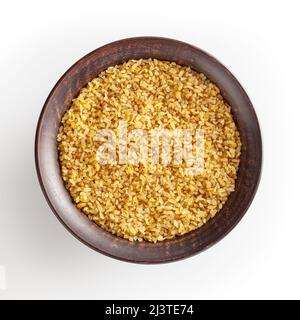 Getrocknetes Bulgur in Keramikschale isoliert auf weißem Hintergrund mit Schneideweg Stockfoto