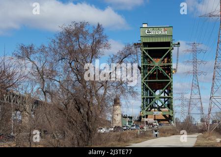 An einem sonnigen Tag wird eine Zugbrücke von Transport Canada in den Industriehafen von Hamilton gesehen. Das Logo der Regierung von Kanada steht oben. Stockfoto