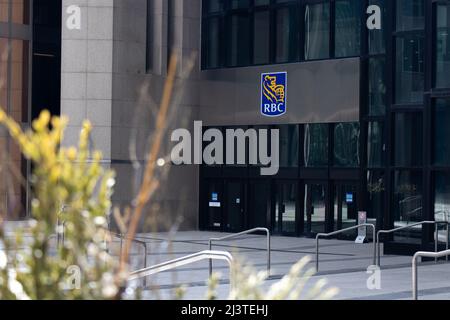 Das Logo der Royal Bank of Canada (RBC) befindet sich am Fuße des Royal Bank Plaza in der Innenstadt von Toronto. Stockfoto