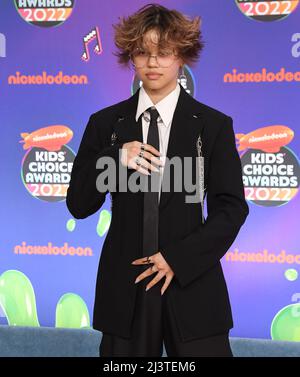 Los Angeles, USA. 09. April 2022. Havan Flores kommt bei den Nickelodeon Kid's Choice Awards 2022 an, die am Samstag, dem 9. April 2022, im Barker Hangar in Santa Monica, CA, verliehen wurden. (Foto: Sthanlee B. Mirador/Sipa USA) Quelle: SIPA USA/Alamy Live News Stockfoto