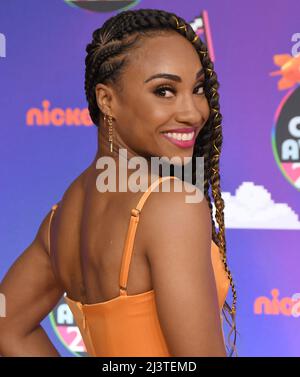Los Angeles, USA. 09. April 2022. Tiffany Daniels kommt bei den Nickelodeon Kid's Choice Awards 2022 an, die am Samstag, dem 9. April 2022, im Barker Hangar in Santa Monica, CA, verliehen wurden. (Foto: Sthanlee B. Mirador/Sipa USA) Quelle: SIPA USA/Alamy Live News Stockfoto