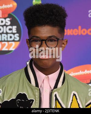 Los Angeles, USA. 09. April 2022. Die Teams von Isaiah treffen bei den Nickelodeon Kid's Choice Awards 2022 ein, die am Samstag, dem 9. April 2022, im Barker Hangar in Santa Monica, CA, abgehalten werden. (Foto: Sthanlee B. Mirador/Sipa USA) Quelle: SIPA USA/Alamy Live News Stockfoto