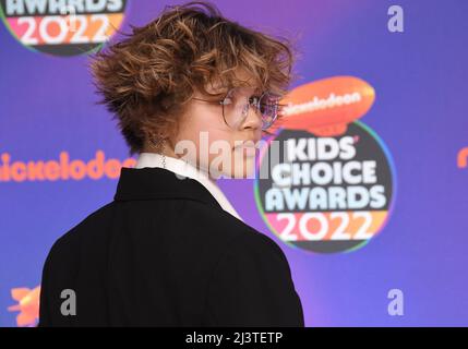 Los Angeles, USA. 09. April 2022. Havan Flores kommt bei den Nickelodeon Kid's Choice Awards 2022 an, die am Samstag, dem 9. April 2022, im Barker Hangar in Santa Monica, CA, verliehen wurden. (Foto: Sthanlee B. Mirador/Sipa USA) Quelle: SIPA USA/Alamy Live News Stockfoto