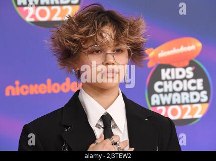 Los Angeles, USA. 09. April 2022. Havan Flores kommt bei den Nickelodeon Kid's Choice Awards 2022 an, die am Samstag, dem 9. April 2022, im Barker Hangar in Santa Monica, CA, verliehen wurden. (Foto: Sthanlee B. Mirador/Sipa USA) Quelle: SIPA USA/Alamy Live News Stockfoto