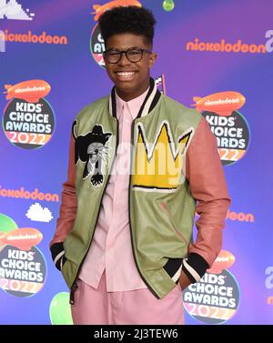 Los Angeles, USA. 09. April 2022. Die Teams von Isaiah treffen bei den Nickelodeon Kid's Choice Awards 2022 ein, die am Samstag, dem 9. April 2022, im Barker Hangar in Santa Monica, CA, abgehalten werden. (Foto: Sthanlee B. Mirador/Sipa USA) Quelle: SIPA USA/Alamy Live News Stockfoto