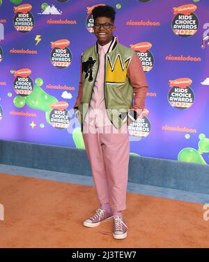 Los Angeles, USA. 09. April 2022. Die Teams von Isaiah treffen bei den Nickelodeon Kid's Choice Awards 2022 ein, die am Samstag, dem 9. April 2022, im Barker Hangar in Santa Monica, CA, abgehalten werden. (Foto: Sthanlee B. Mirador/Sipa USA) Quelle: SIPA USA/Alamy Live News Stockfoto