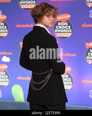 Los Angeles, USA. 09. April 2022. Havan Flores kommt bei den Nickelodeon Kid's Choice Awards 2022 an, die am Samstag, dem 9. April 2022, im Barker Hangar in Santa Monica, CA, verliehen wurden. (Foto: Sthanlee B. Mirador/Sipa USA) Quelle: SIPA USA/Alamy Live News Stockfoto