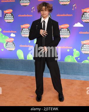 Los Angeles, USA. 09. April 2022. Havan Flores kommt bei den Nickelodeon Kid's Choice Awards 2022 an, die am Samstag, dem 9. April 2022, im Barker Hangar in Santa Monica, CA, verliehen wurden. (Foto: Sthanlee B. Mirador/Sipa USA) Quelle: SIPA USA/Alamy Live News Stockfoto