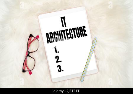 Schild mit IT-Architektur. Business Showcase die Architektur wird auf den Prozess der Gesamtstruktur von Bürobedarf über Schreibtisch mit Tastatur angewendet Stockfoto