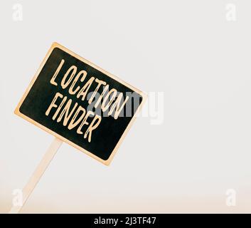 Textschild mit Standortfinder. Wort für Einen Dienst vorgestellt, um die Adresse eines ausgewählten Ortes Blank Sign Note Holder for New Announcments zu finden Stockfoto