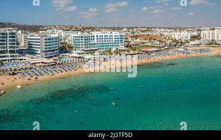 Strände und Hotels der ersten Linie des Mittelmeers in Protaras, Zypern, Luftaufnahme Stockfoto