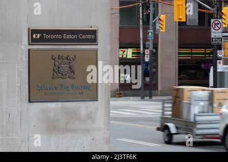 Eine Plakette der Hudson's Bay Company an der Seite des CF Eaton Centre in der Innenstadt von Toronto. Stockfoto