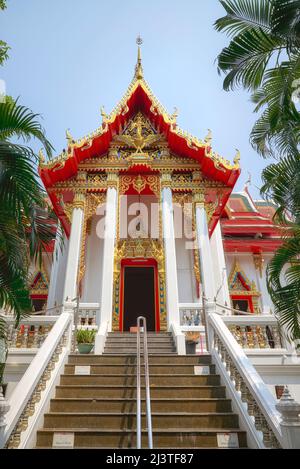 Thailand Tempel außen mit Treppe zur Eingangstür Stockfoto