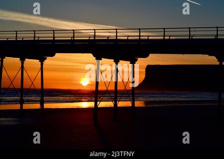 Saltburn-by-the-Sea, Großbritannien. 10 April 2022. Der klare Himmel und die niedrigen Temperaturen über Nacht führten zu einem atemberaubenden Sonnenaufgang in Saltburn-by-the-Sea an der Küste von North Yorkshire. Fotografen und Hundespaziergänger genossen das Spektakel. Quelle: Teesside Snapper/Alamy Live News. Stockfoto