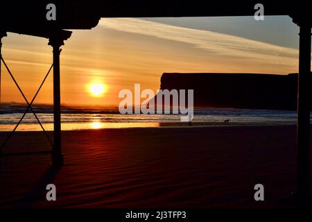 Saltburn-by-the-Sea, Großbritannien. 10 April 2022. Der klare Himmel und die niedrigen Temperaturen über Nacht führten zu einem atemberaubenden Sonnenaufgang in Saltburn-by-the-Sea an der Küste von North Yorkshire. Fotografen und Hundespaziergänger genossen das Spektakel. Quelle: Teesside Snapper/Alamy Live News. Stockfoto