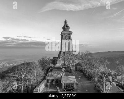 Luftaufnahme des Kyffhaeuser Schlosses im Winter unter blauem Himmel Stockfoto