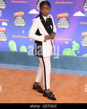 Los Angeles, USA. 09. April 2022. Celina Smith kommt bei den Nickelodeon Kid's Choice Awards 2022 an, die am Samstag, dem 9. April 2022, im Barker Hangar in Santa Monica, CA, verliehen wurden. (Foto: Sthanlee B. Mirador/Sipa USA) Quelle: SIPA USA/Alamy Live News Stockfoto