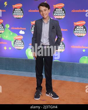 Los Angeles, USA. 09. April 2022. Wolfgang Schaeffer kommt bei den Nickelodeon Kid's Choice Awards 2022 an, die am Samstag, dem 9. April 2022, im Barker Hangar in Santa Monica, CA, verliehen wurden. (Foto: Sthanlee B. Mirador/Sipa USA) Quelle: SIPA USA/Alamy Live News Stockfoto