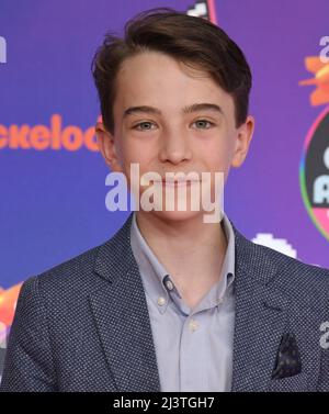 Los Angeles, USA. 09. April 2022. Wolfgang Schaeffer kommt bei den Nickelodeon Kid's Choice Awards 2022 an, die am Samstag, dem 9. April 2022, im Barker Hangar in Santa Monica, CA, verliehen wurden. (Foto: Sthanlee B. Mirador/Sipa USA) Quelle: SIPA USA/Alamy Live News Stockfoto