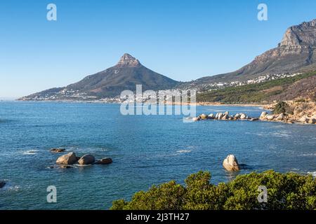 Kapstadt, Südafrika - 15. April 2018: Die Menschen genießen den Strand von Kapstadt, Südafrika. Stockfoto