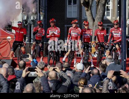 Rotterdam, Niederlande. 10. April 2022. MAASTRICHT - das Lotto Soudal Team mit Leader Philippe Gilbert vor dem Start des Amstel Gold Race 56. 2022 am 10. April 2022 in Maastricht, Niederlande. ANP VINCENT JANNINK Kredit: ANP/Alamy Live Nachrichten Stockfoto