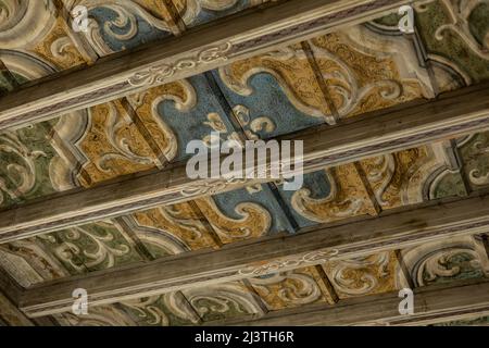 Eine Holzdecke mit schöner Malerei im Haus Stockfoto