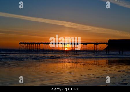 Atemberaubendes farbenfrohes Bild eines wunderschönen Sonnenaufgangs am Salburn Pier, Saltburn-by-the-Sea an der Küste von North Yorkshire, Großbritannien. Stockfoto