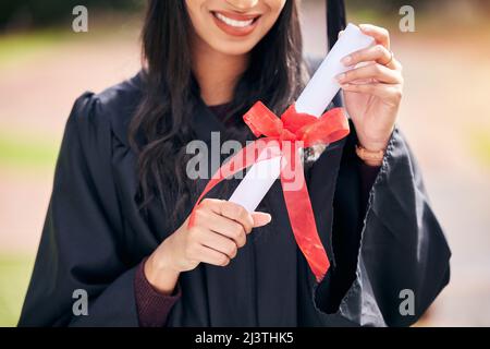 Wir feiern den Tag der Abschlussfeier. Ausgeschnittene Aufnahme einer unerkennbaren jungen Studentin, die am Abschlusstag feiert. Stockfoto