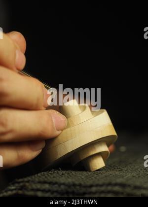 Handwerkliche Bildhauerei einer Geigenrolle - Konzept des Geigenbauers bei der Arbeit Stockfoto